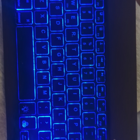 Mini LED wireless keyboard - Picture 4 of 5
